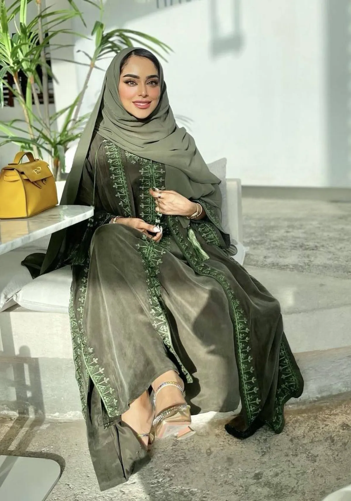 فاطمة المازمي بعباية خضراء مطرزة