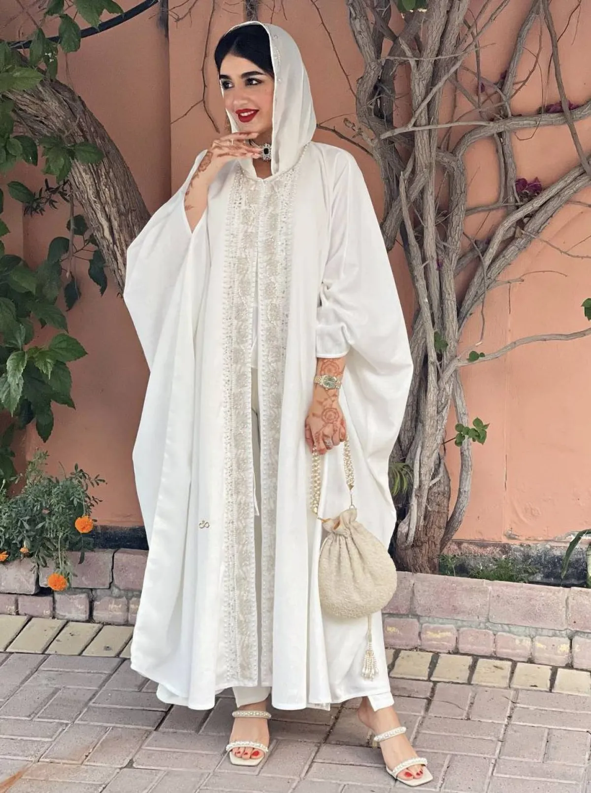 خولة المراغي بعباية البشت البيضاء