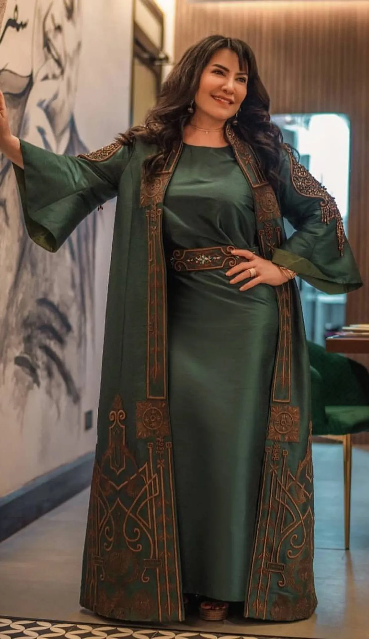 هدى حسين بعباية فخمة باللوني الاخضر والبني