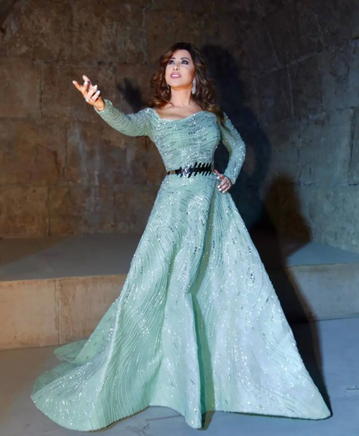 نجوى كرم بفستان سهرة باللون الأزرق  