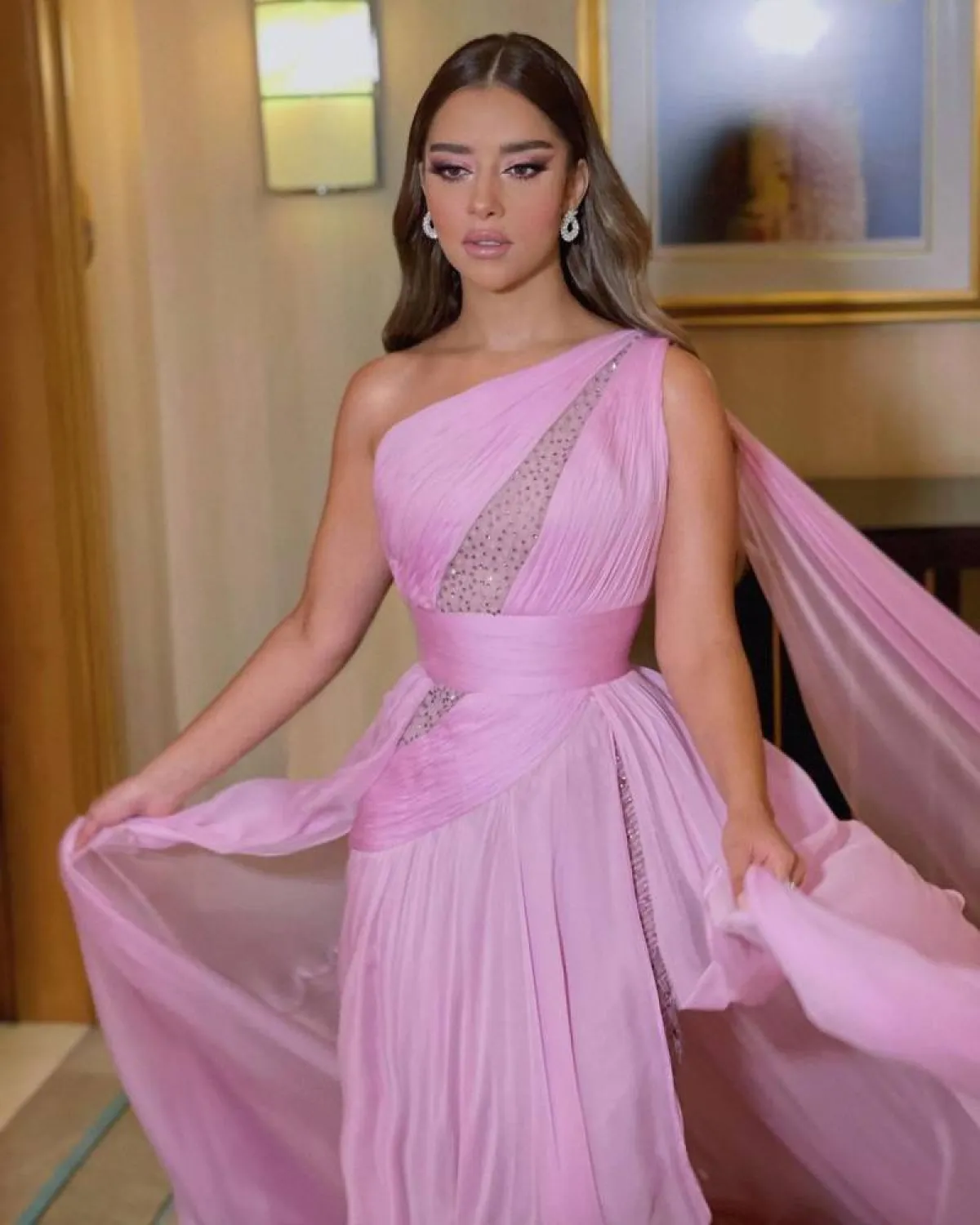 بلقيس فتحي بفستان طويل باللون الزهري الفاتح 