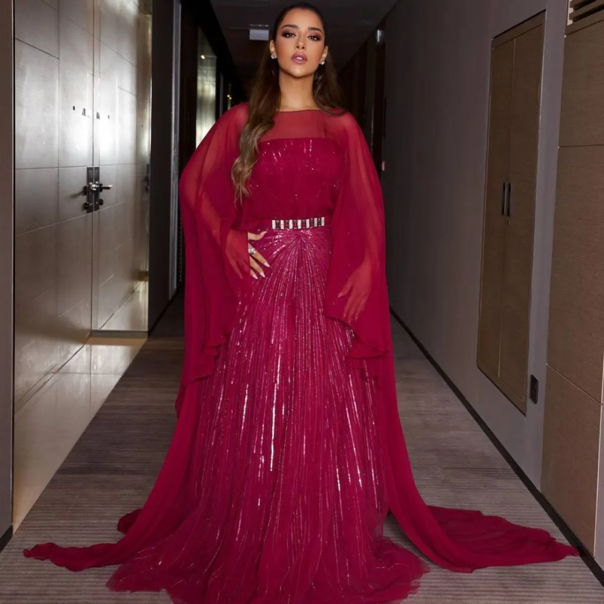 بلقيس فتحي بفستان طويل باللون الزهري الداكن 