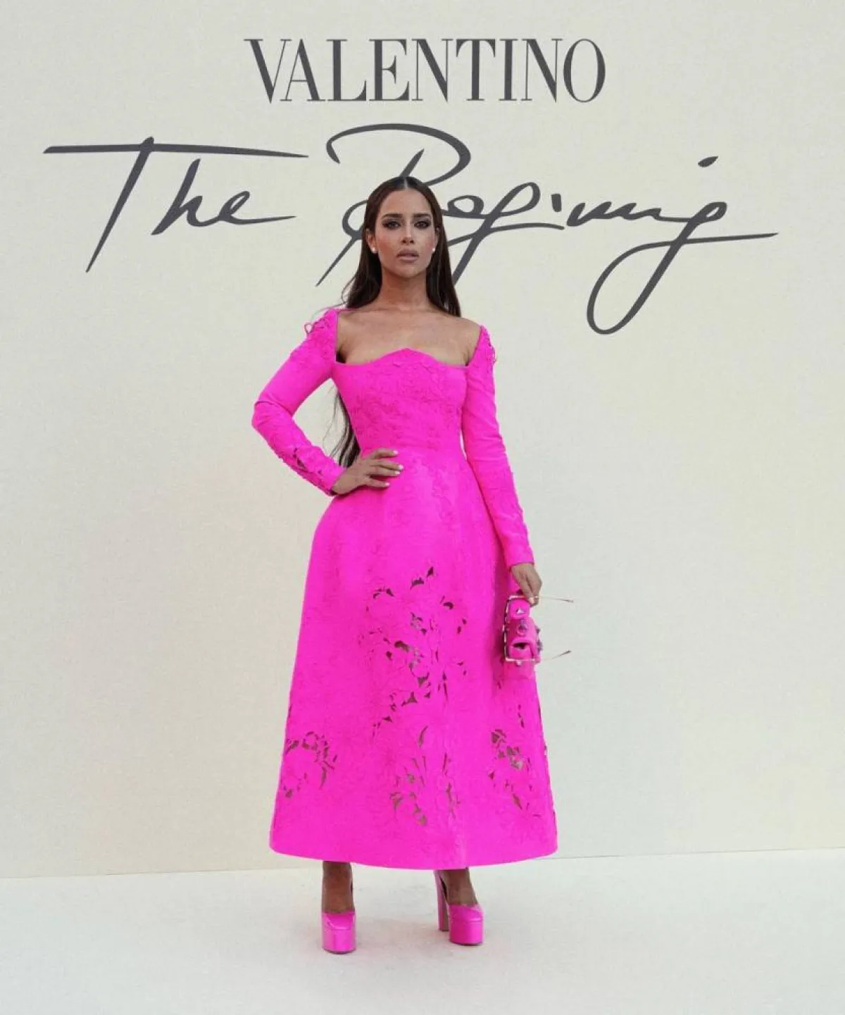 بلقيس فتحي بفستان طويل باللون الزهري 