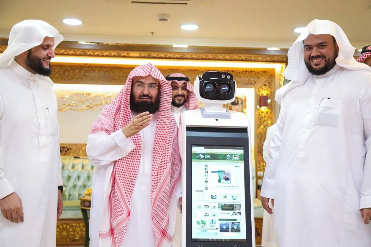 الرئيس العام يدشن روبوت التلاوات والخطب والأذانات