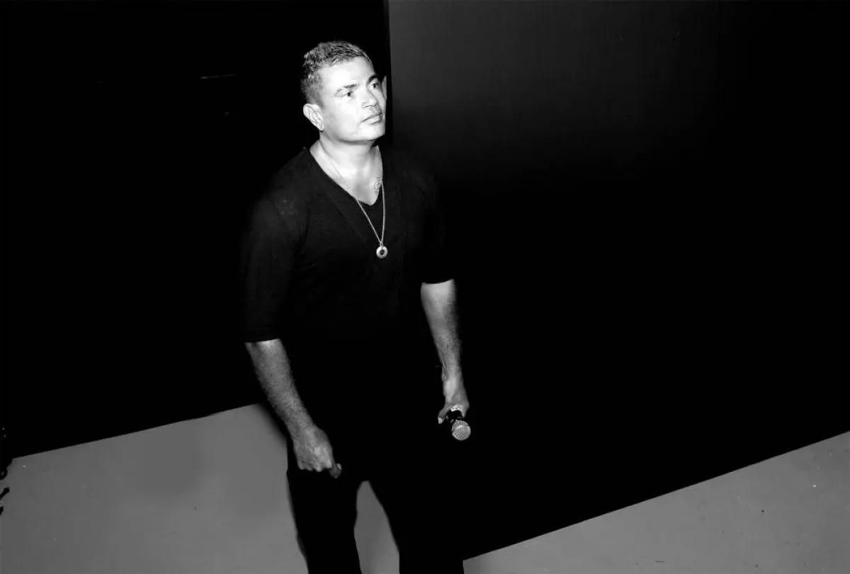 عمرو دياب قبل حفل سوبر لوسيل - صورة من حسابه على فيسبوك