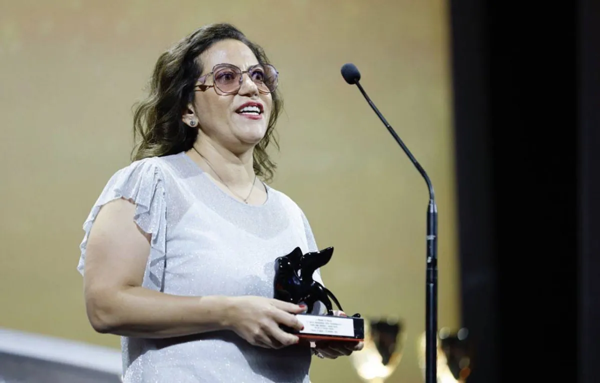 سؤدد كعدان مخرجة فيلم نزوح تتسلم جائزة الجمهور في مهرجان فينيسيا الدولي- الصورة من حساب المهرجان على إنستغرام