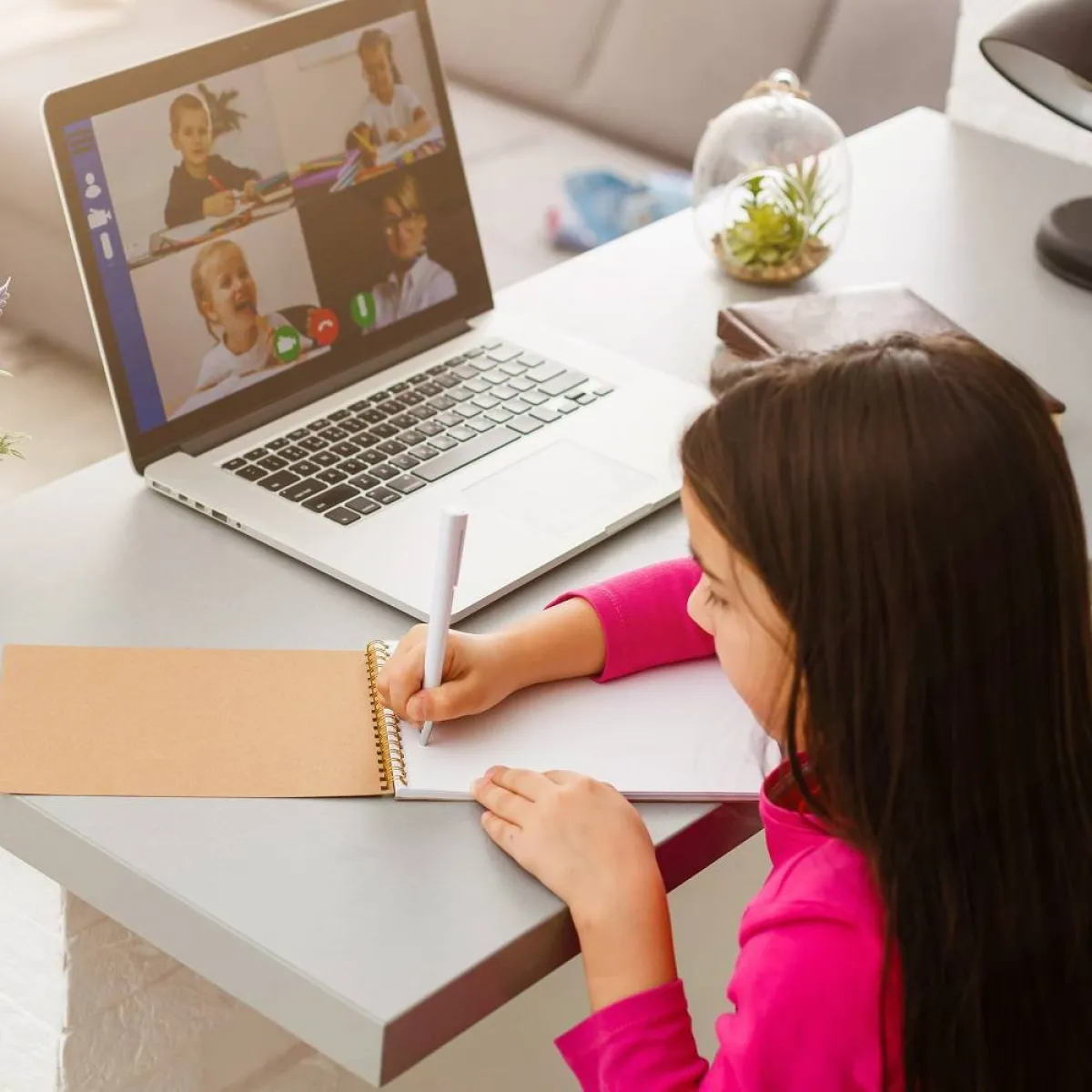 صورة لطفلة تبحث عن الإجابة