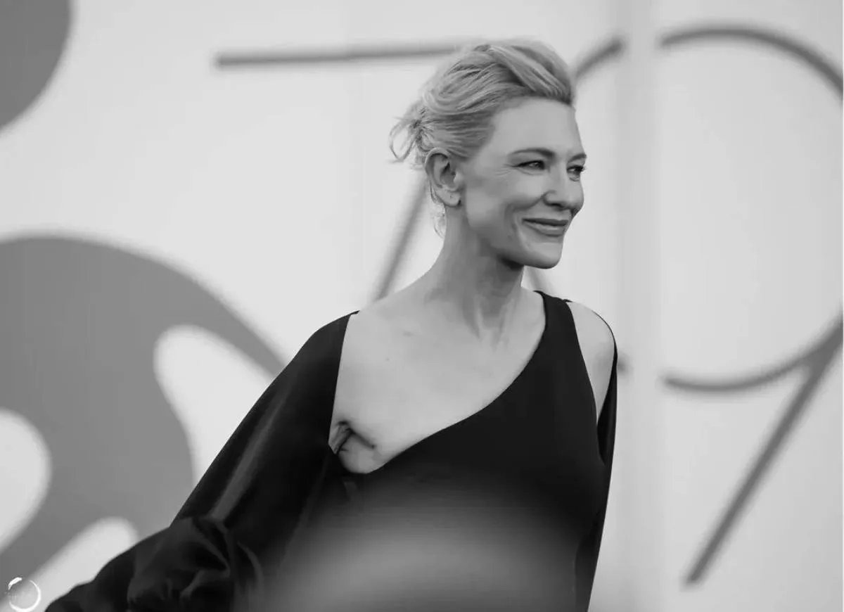 الأسود يطغى على إطلالات مهرجان البندقية