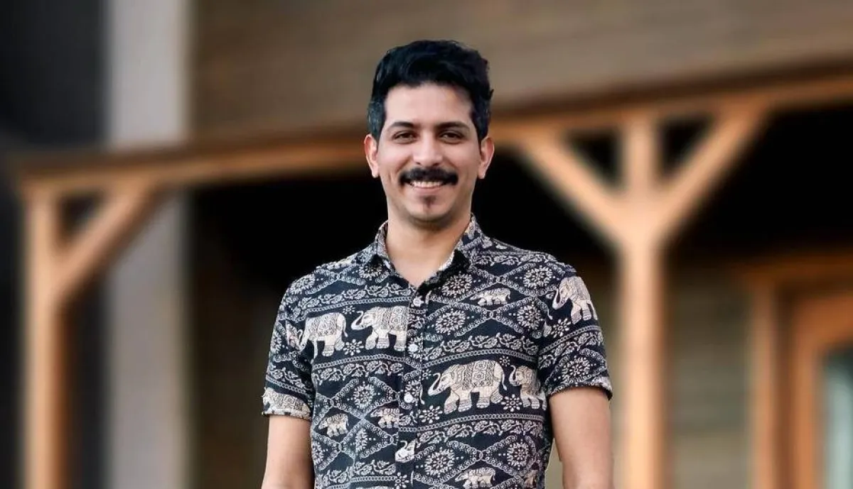 أيمن مطهر - صورة من صفحته الرسمية على انستغرام