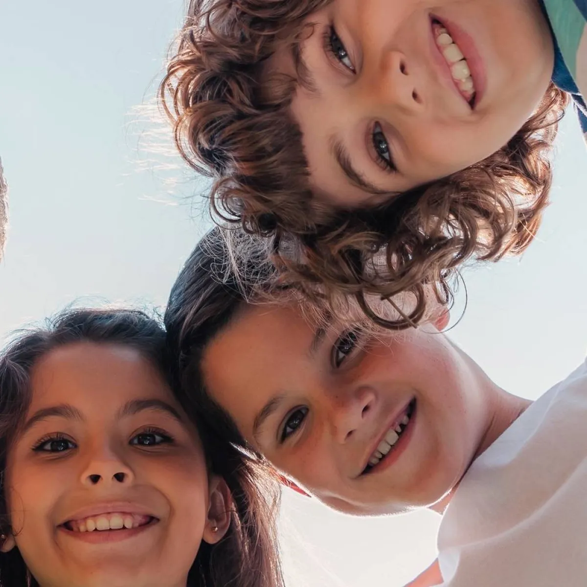 صورة تعبر عن فرحة الصداقة