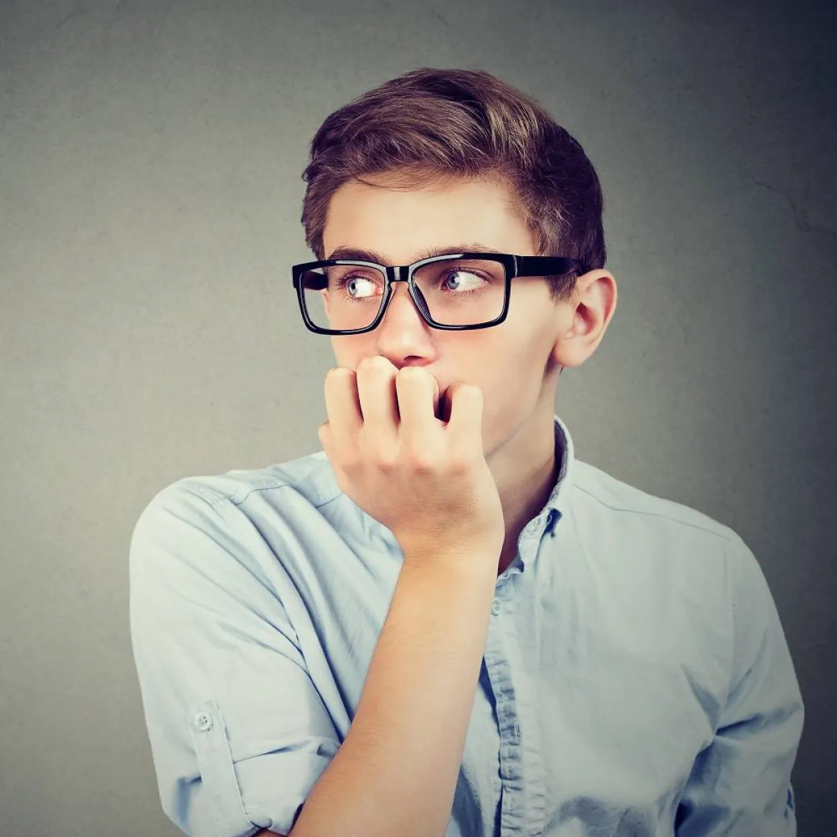 صورة لمراهق خجول