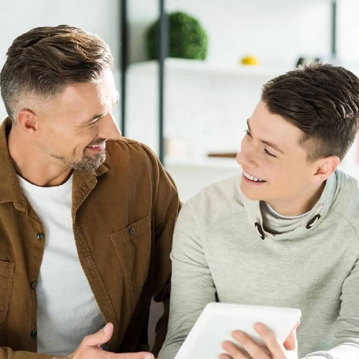 صورة لأب يتحدث مع ابنه المراهق