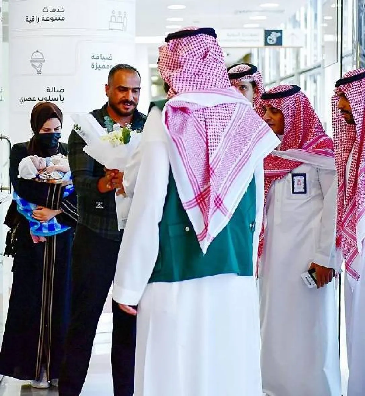 لحظة استقبال العائلة العراقية. الصورة من "واس"