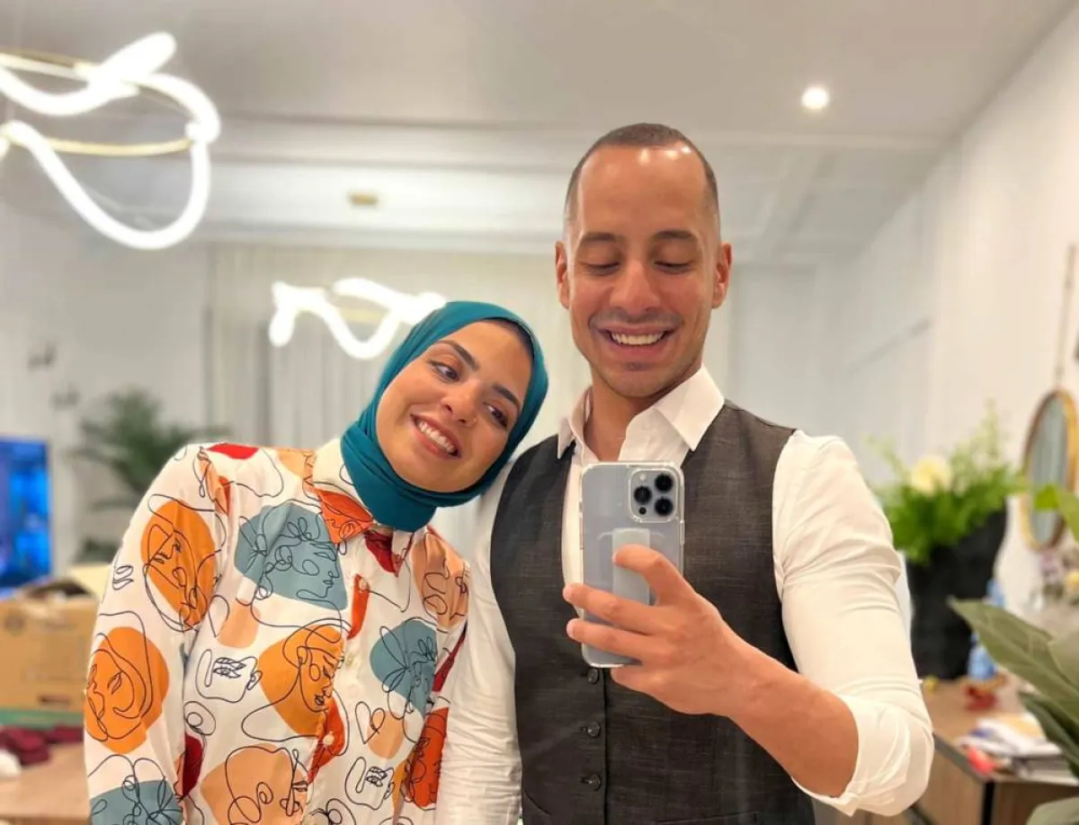 عمرو وهبة وزوجته - الصورة من صفحته الرسمية على الفيس بوك