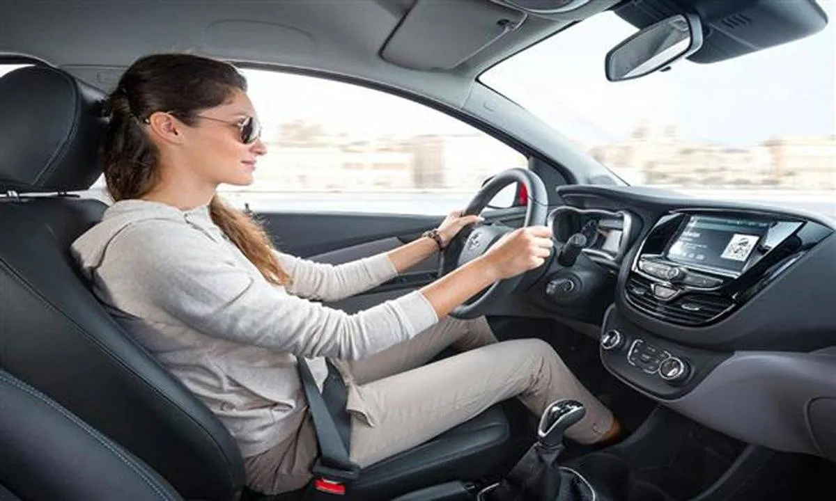 كيفية ضبط مقعد السيارة والمقود بشكل صحيح