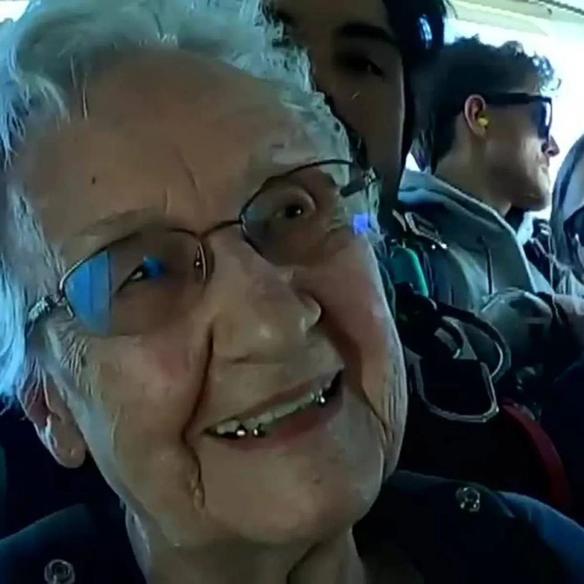 مُسنّة أمريكية تحب المخاطرة.. تحتفل بعيد ميلادها الـ91 بقفز المظلات