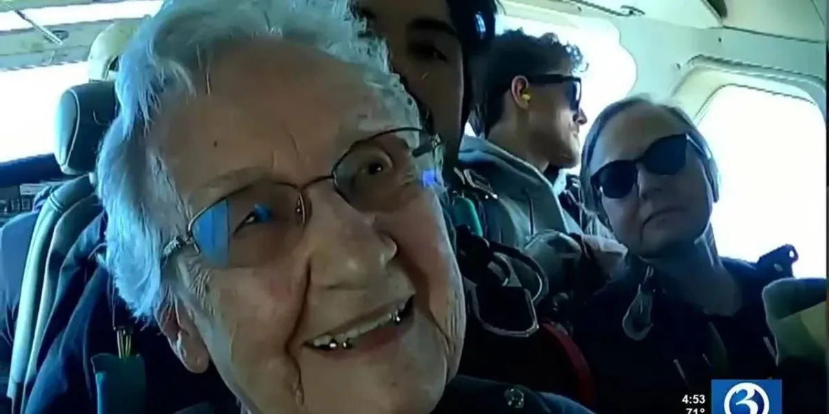 مُسنّة أمريكية تحب المخاطرة.. تحتفل بعيد ميلادها الـ91 بقفز المظلات