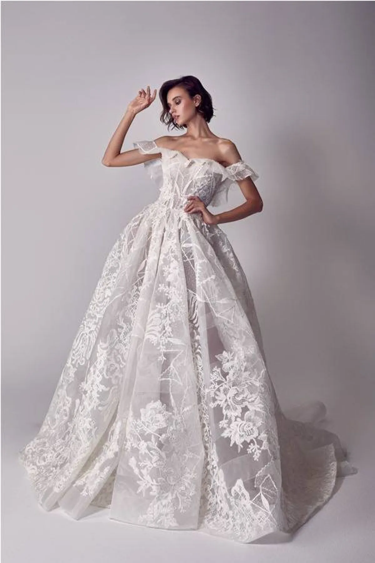 فستان زفاف مزيّن بالأزهار من اسبوزا Esposa