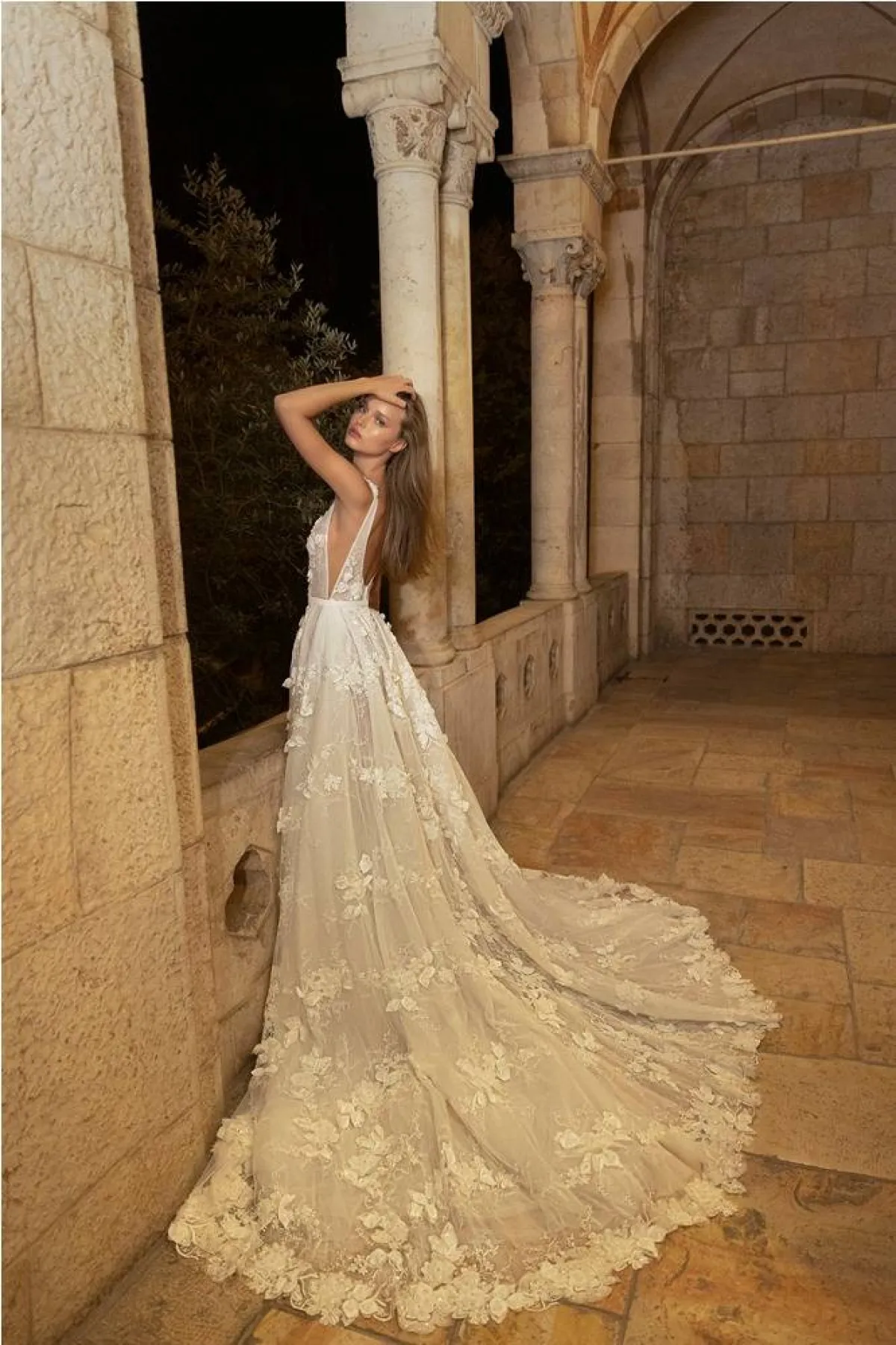 فساتين زفاف مزيّنة بالأزهار من مجموعات خريف 2022 من نيتا دوفر Neta Dover