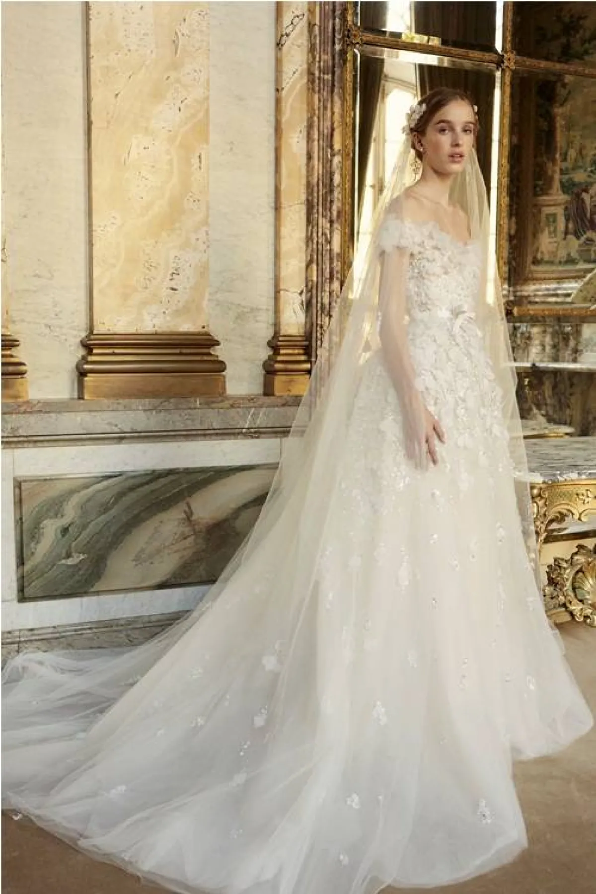 فستان زفاف مزيّن بالأزهار من إيلي صعب Elie Saab