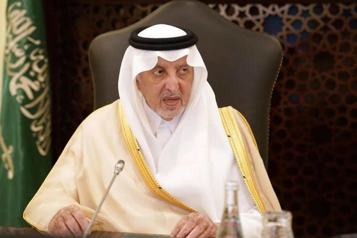 تظهر الصورة شخصية الأمير خالد الفيصل