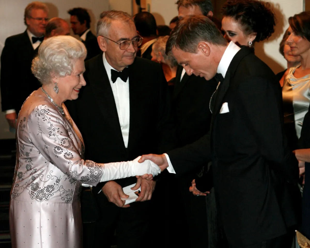 دانيال كريج والملكة إليزابيث