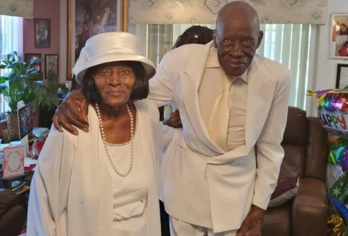 زوجان مسنان محبان