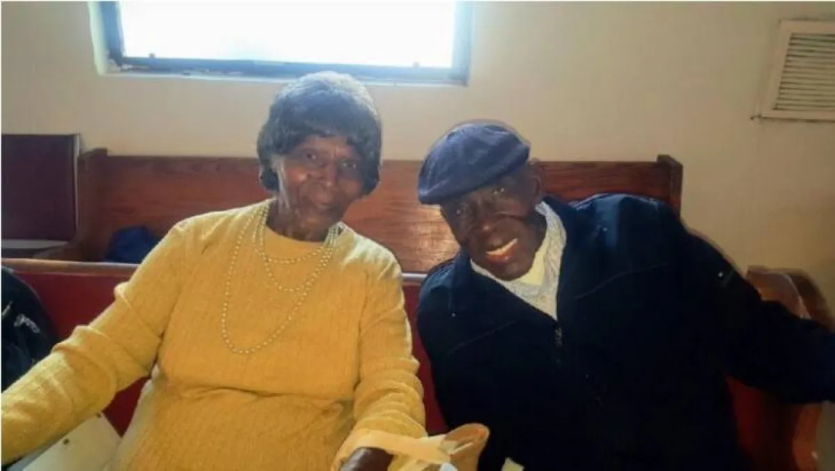 زوجان مسنان محبان