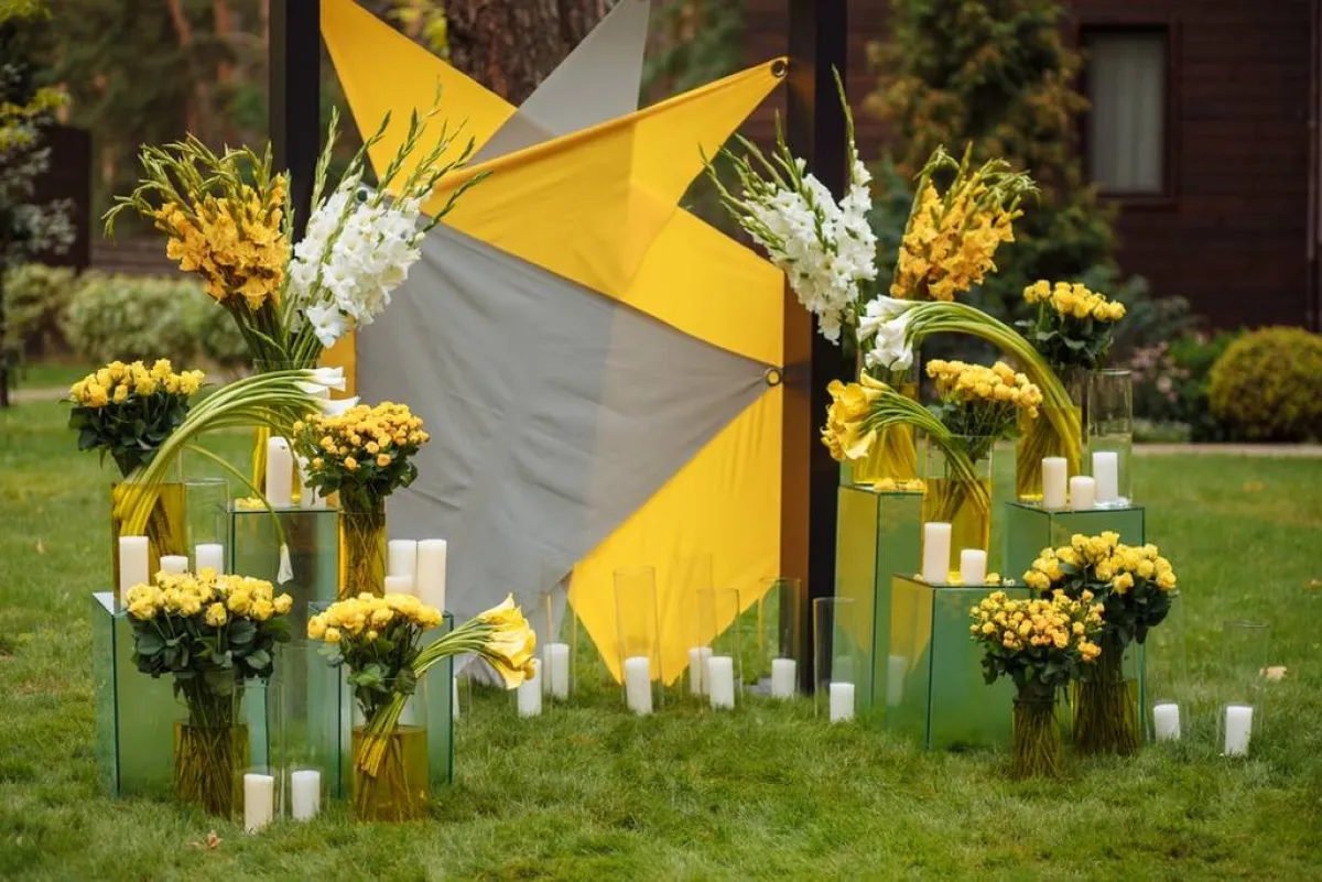 الأصفر مستخدم في ديكور الحفل