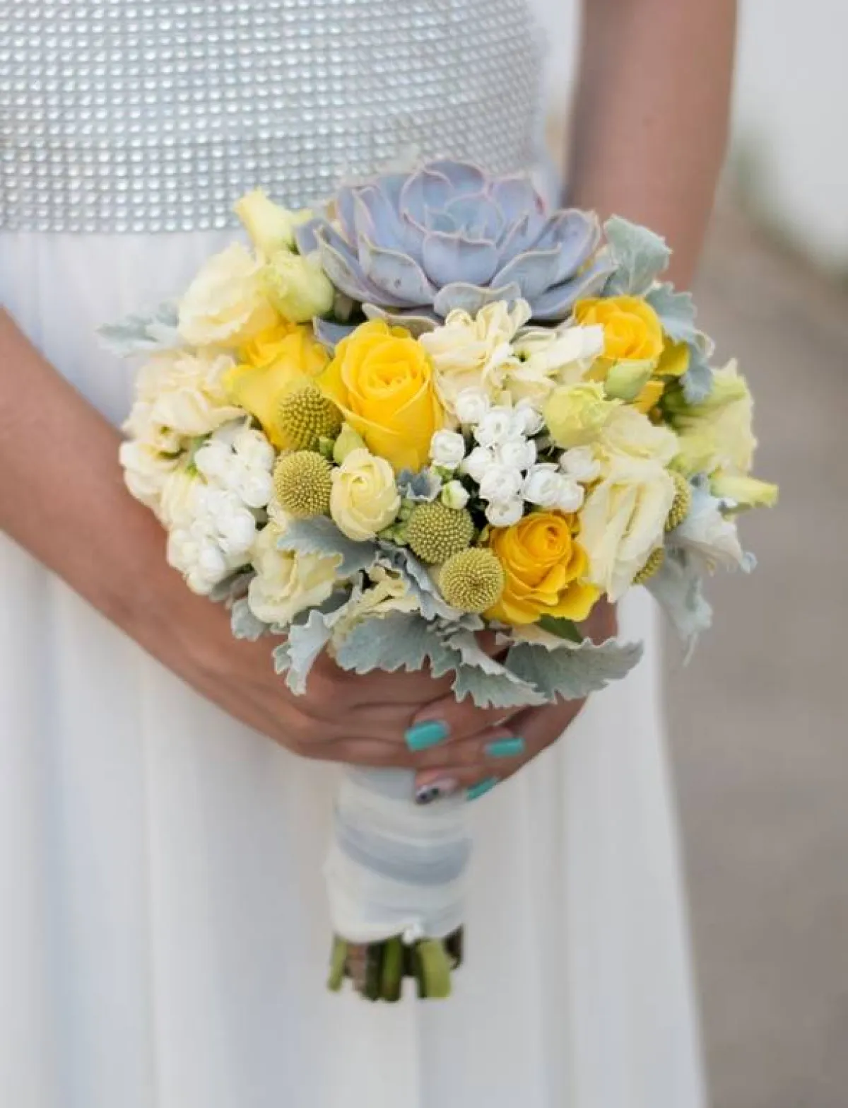 زهور صفراء اللون في "بوكيه" العروس