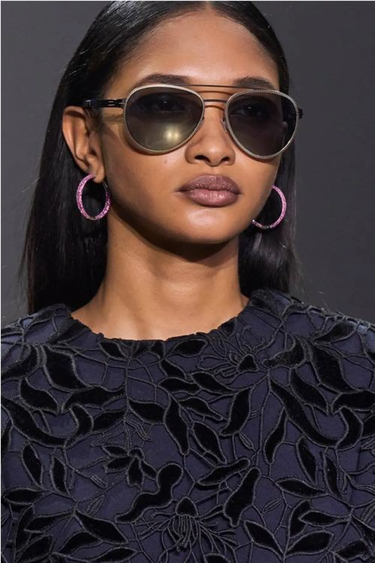 نظارة شمسية باللون الأسود من بيبو موهاباترا Bibhu Mohapatra