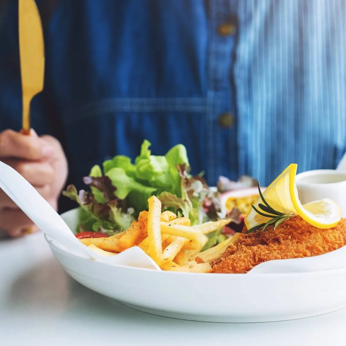 صورة لحامل تتناول السمك