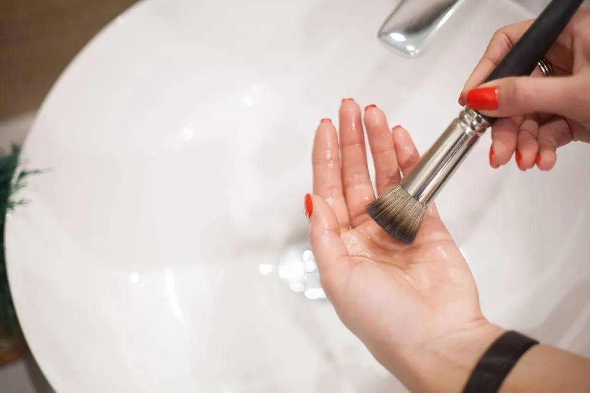 تنظيف فرش المكياج بالخل