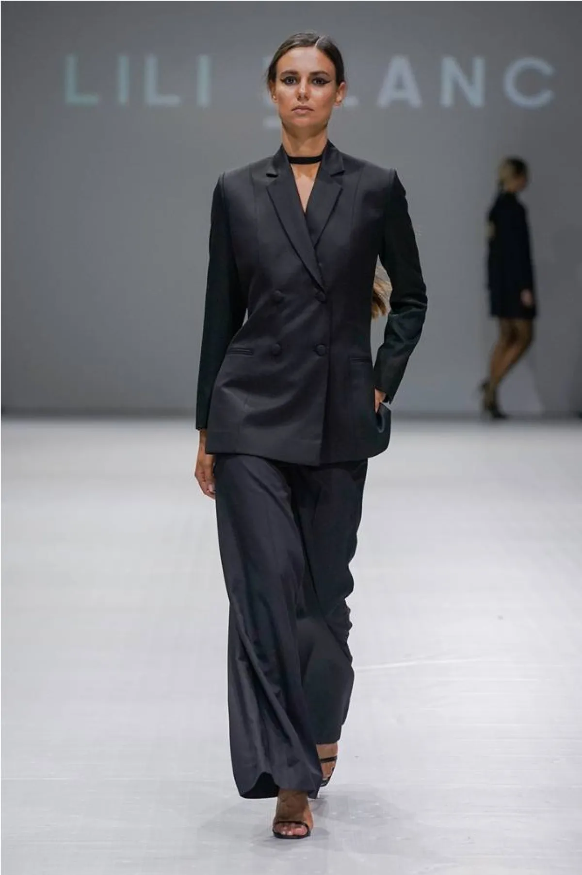 موديلات بناطيل باللون الأسود عريضة للمحجبات من ليلي بلان «Lili Blanc»