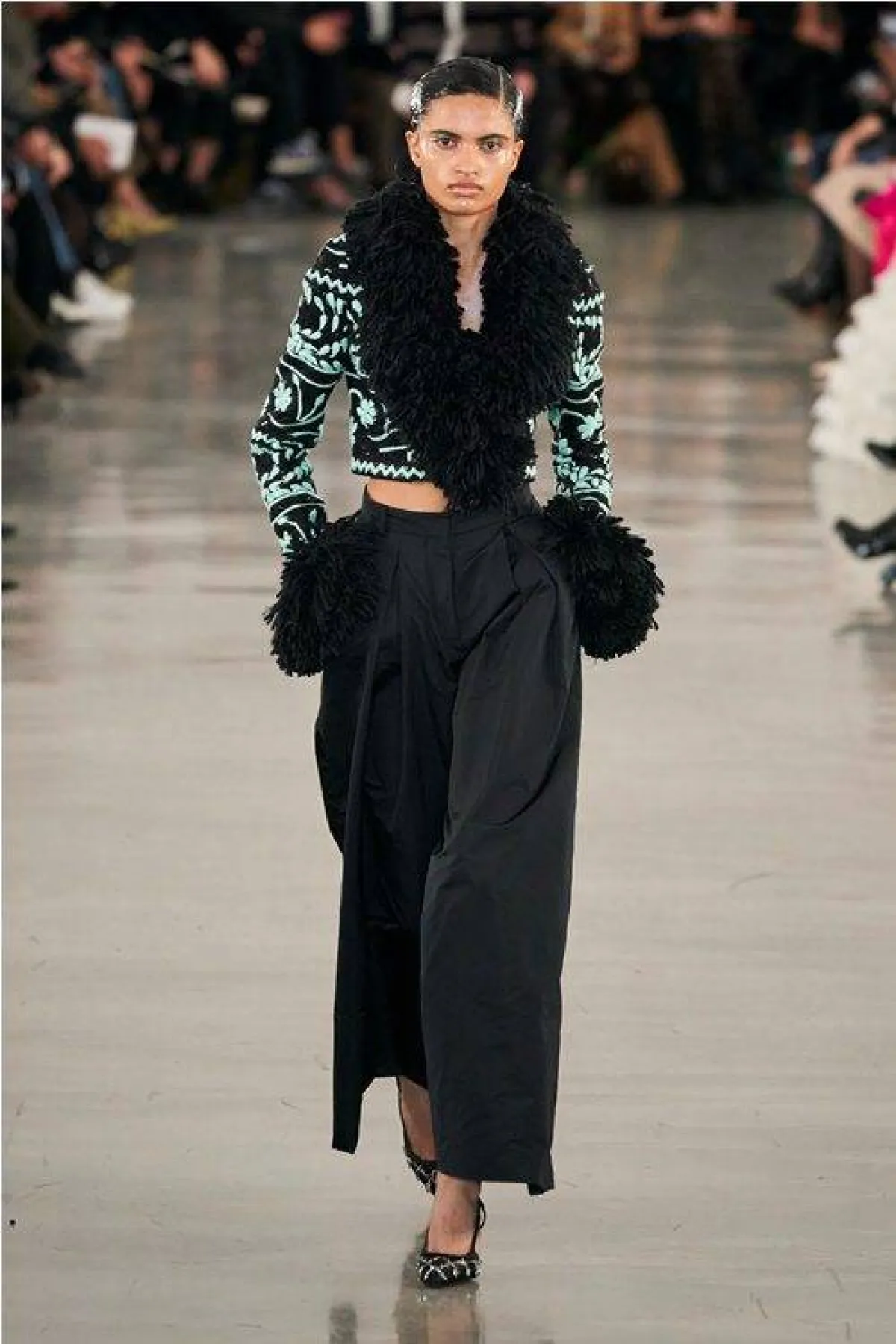 بنطلون باللون الأٍود من جيامباتيستا فالي «Giambattista Valli»