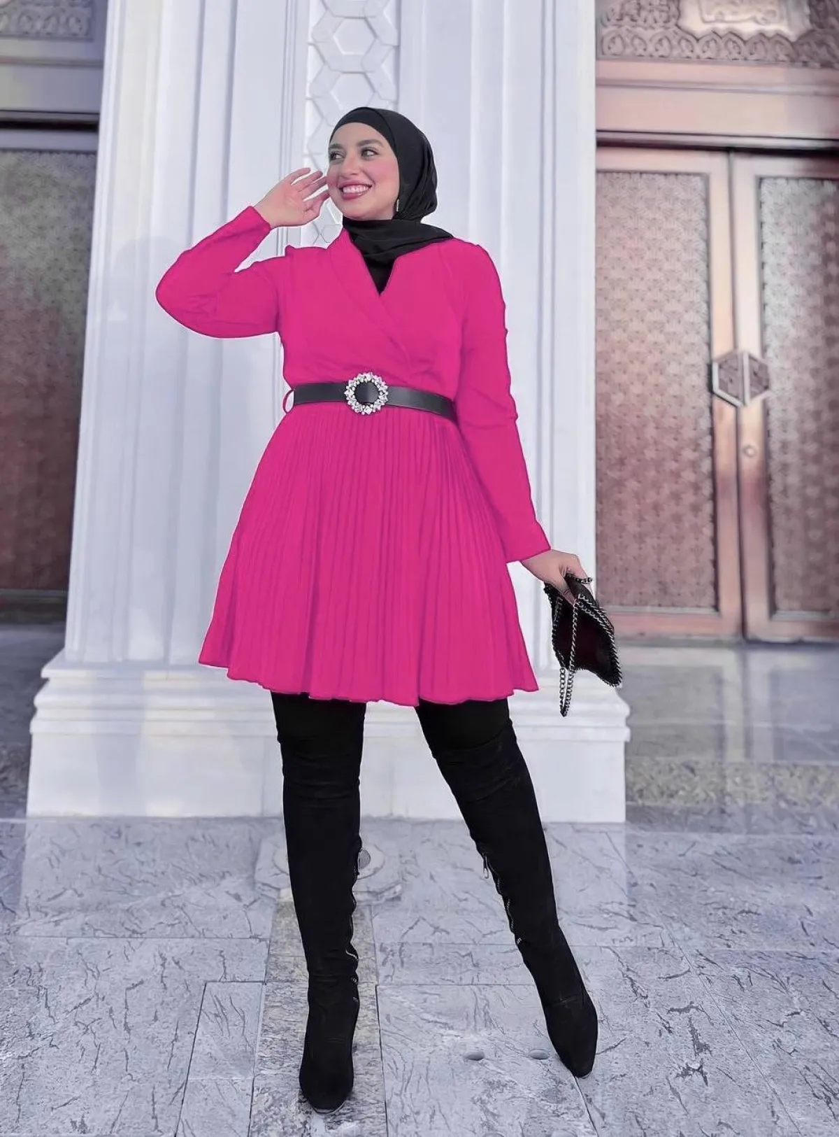 نادية الخولي بفستان قصير مع بنطلون ضيق