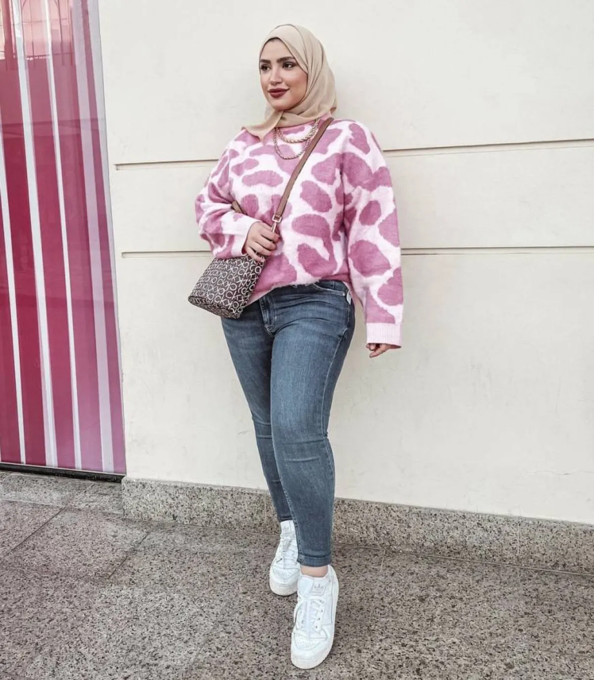 دينا رزق باطلالة كاجوال شتوية