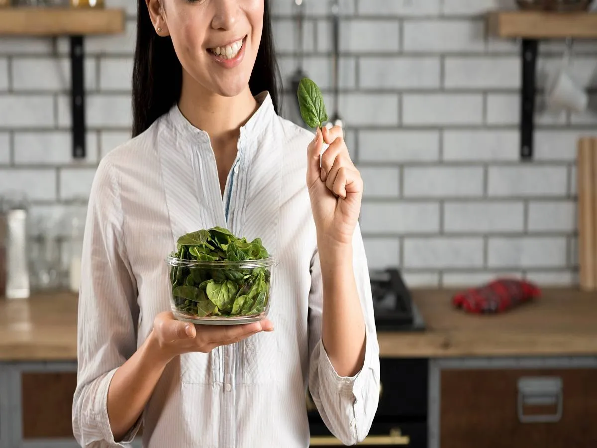 صورة  لحامل تحمل طبق يحتوي على أوراق الريحان