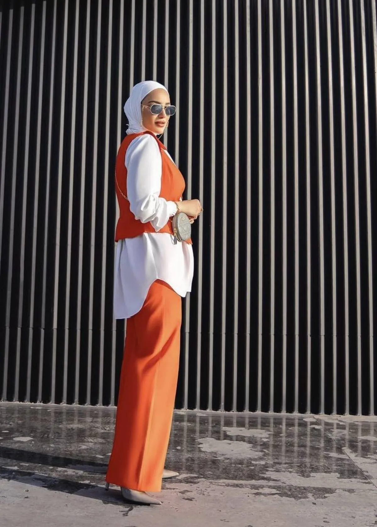 دلال الدوب بالبدلات الملونة