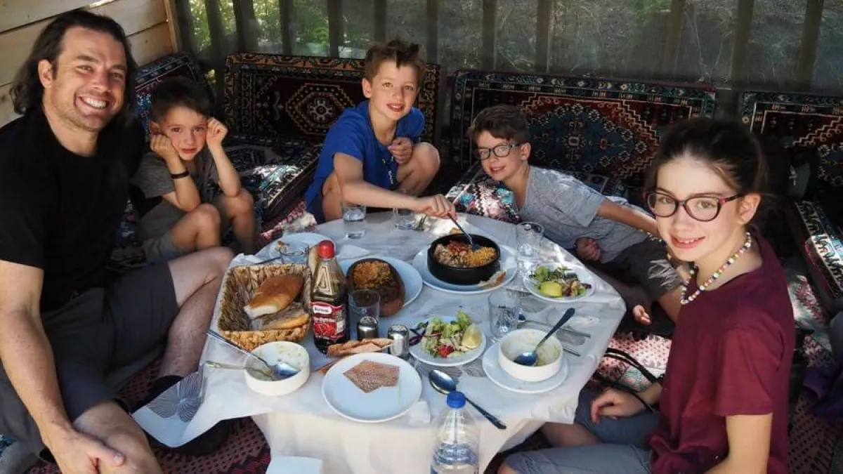 أسرة كندية تجوب العالم قبل أن يفقد أطفالها بصرهم - الصورة من cnn