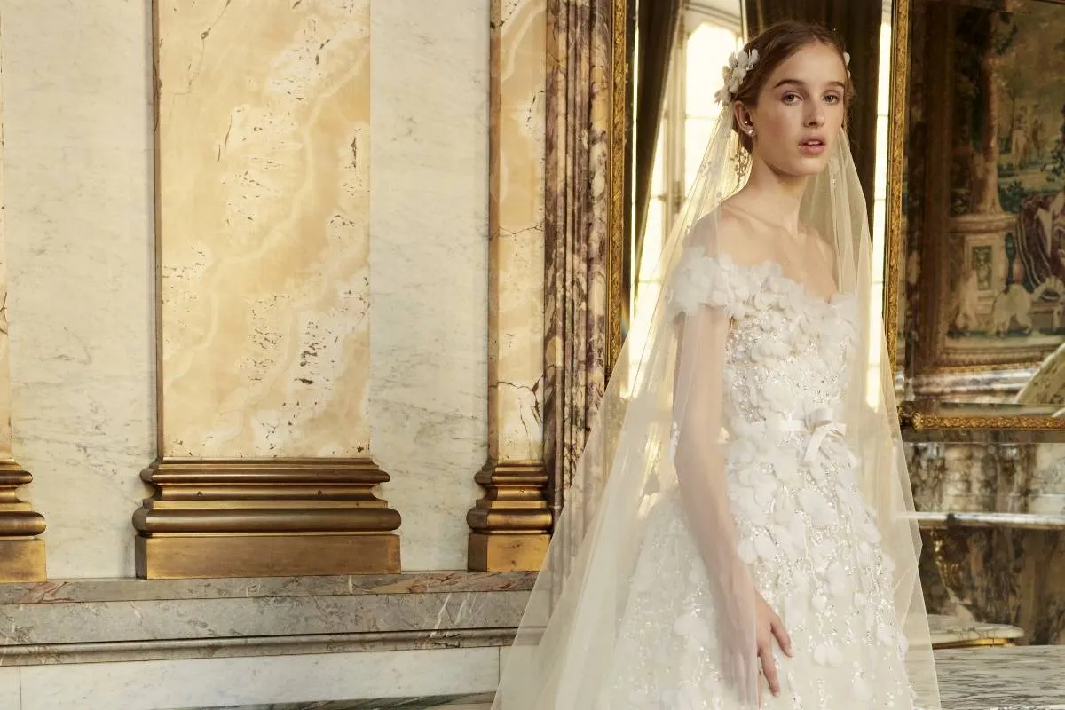 فستان زفاف مزين بالورود من إيلي صعب