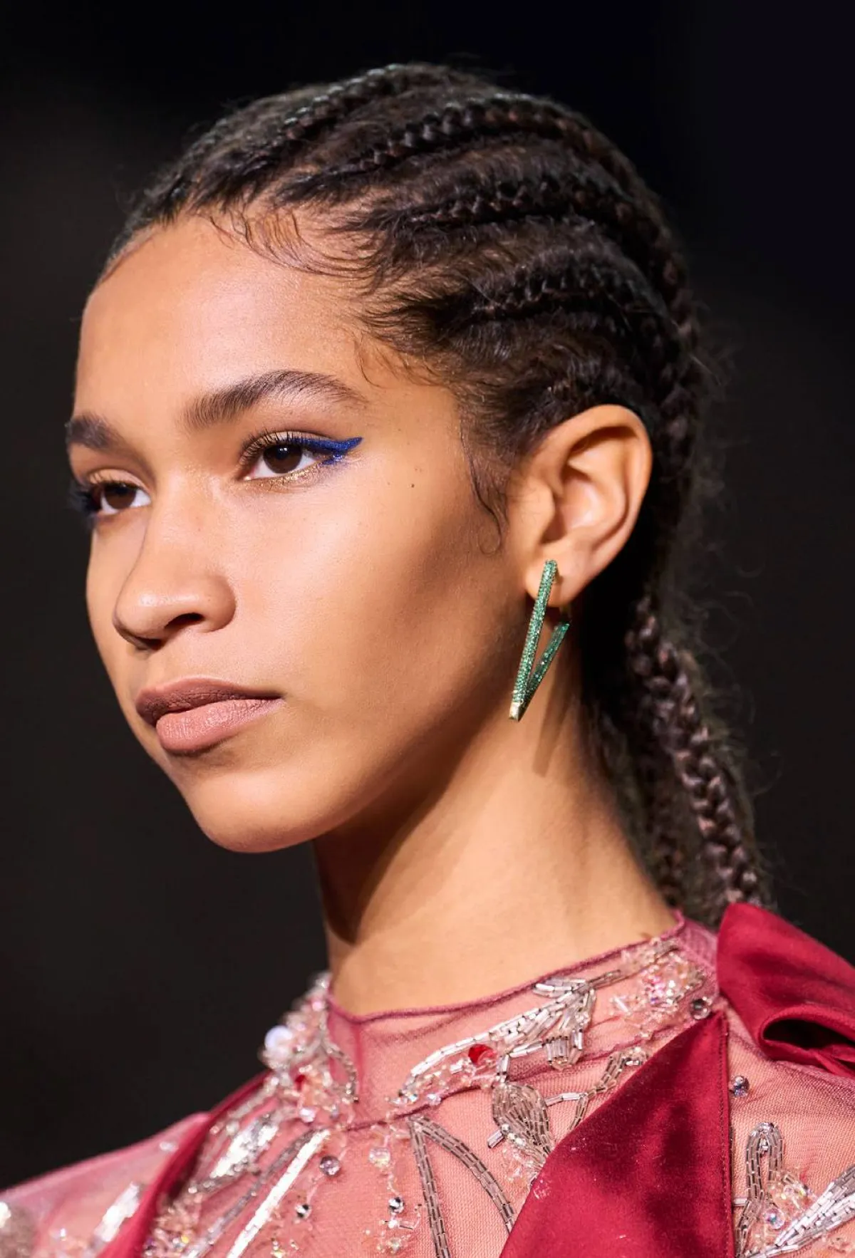 الأيلاينر الأزرق لإطلالة عصرية Blue Eyeliner