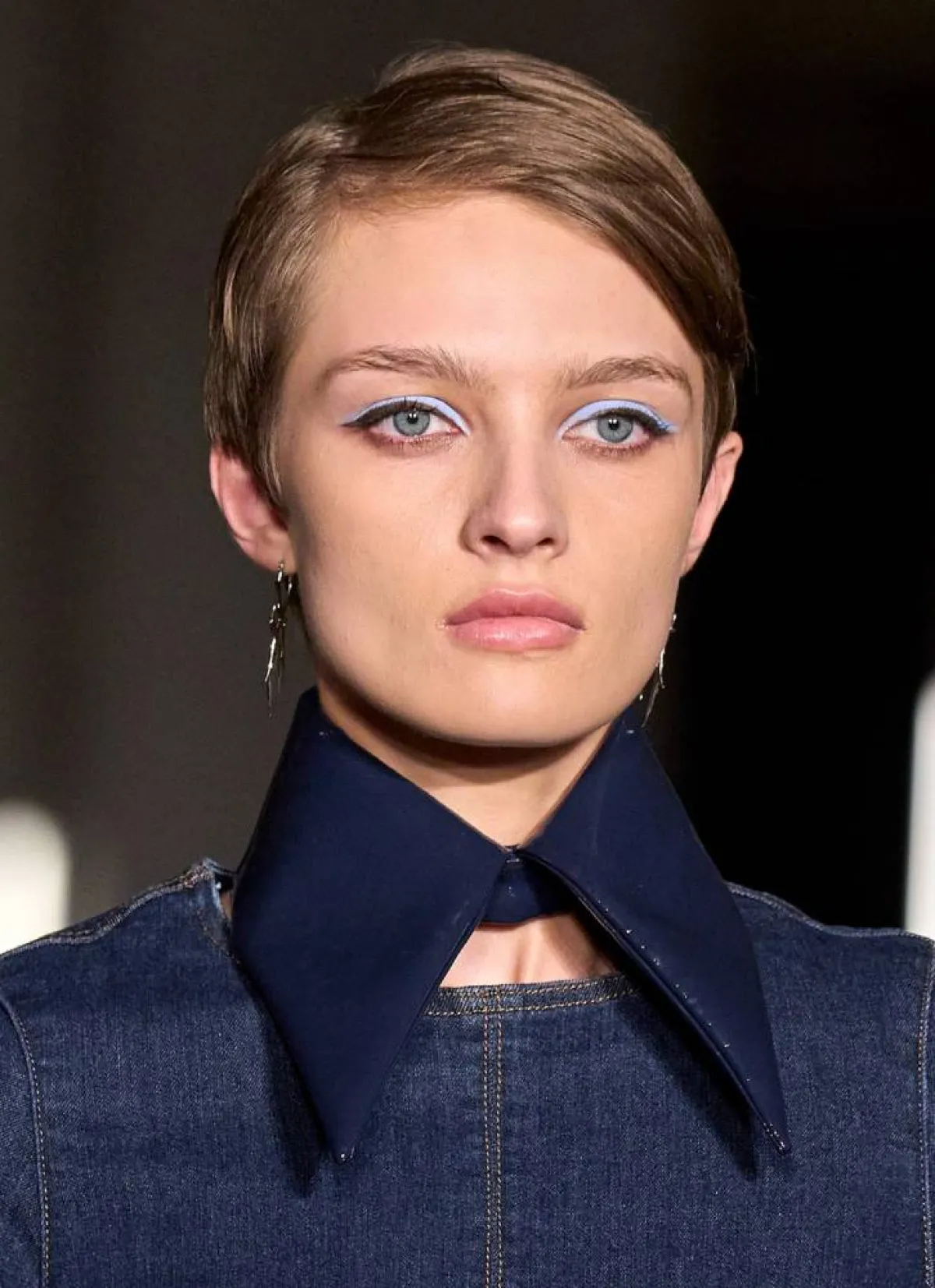 الأيلاينر الأزرق لإطلالة عصرية Blue Eyeliner