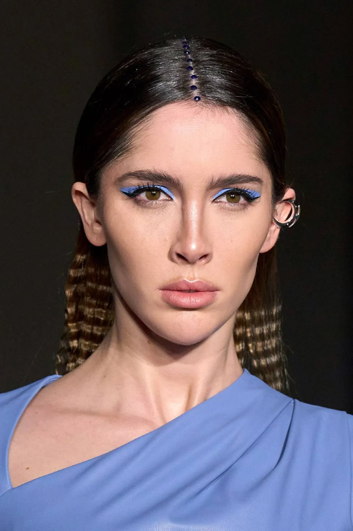 الأيلاينر الأزرق لإطلالة عصرية Blue Eyeliner