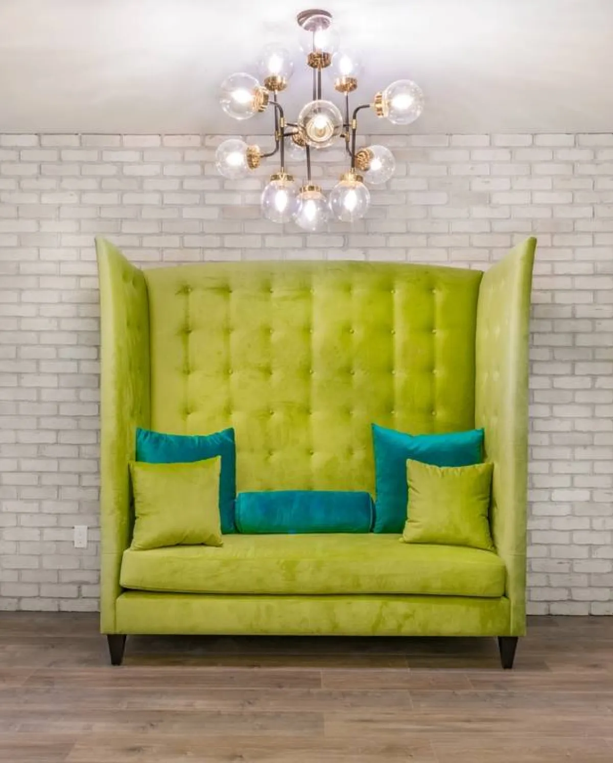 أريكة ذات تصميم مميّز، منجّدة بالمخمل الأخضر المصفر