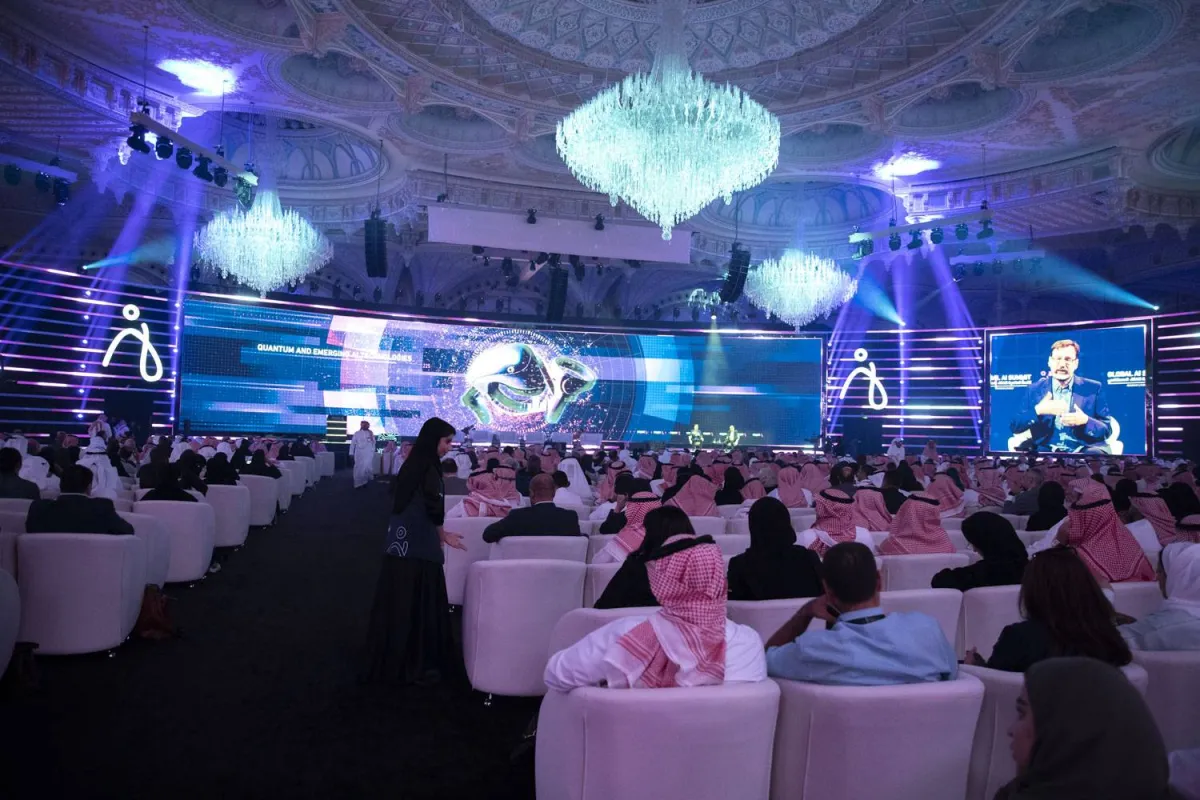 جانب من عرض القمة العالمية للذكاء الاصطناعي