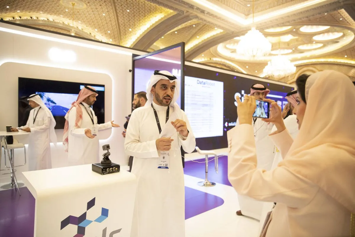 ماجد العريفي يشرح تقنية سماعة المركبة التابعة لشركة علم