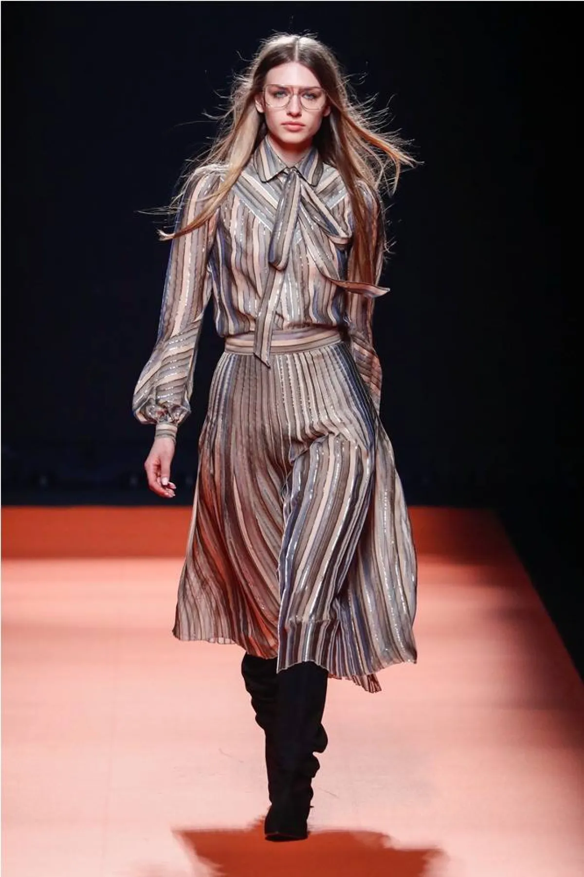 تنسيق التنورة ذات الثنيات، من تيريزا هيلبيج Teresa Helbig