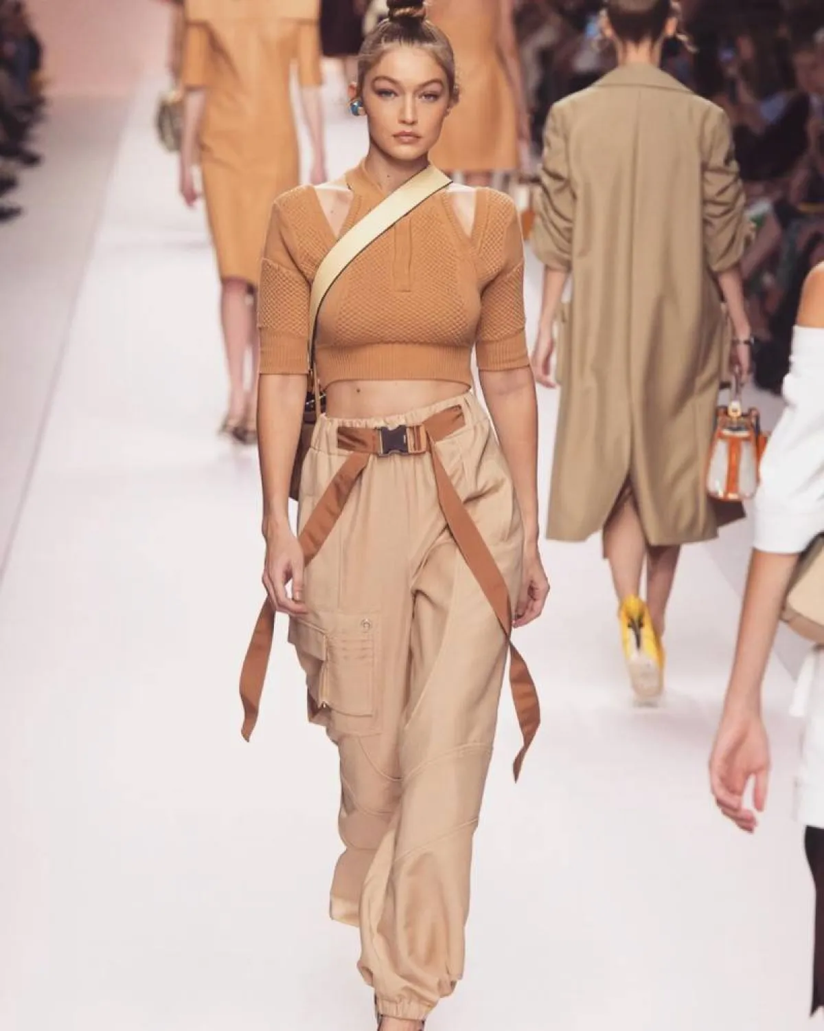 جيجي حديد بإطلالة أنثوية راقية 