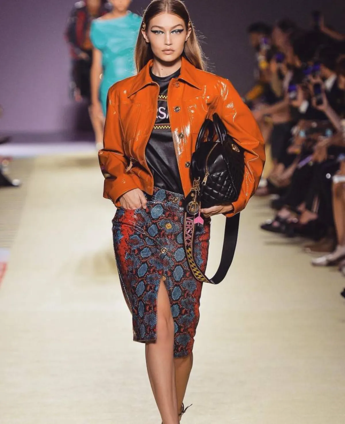 جيجي حديد بإطلالة كلاسيكية  